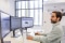 Das Bild zeigt einen Carrier-Techniker bei der Arbeit an Abound™ HVAC Performance