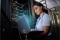 Das Bild zeigt eine Frau, die in einem Rechenzentrum an ihrem Computer arbeitet