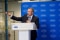 Didier Genois bei seiner Rede anlässlich der Einweihung der Erweiterung des Forschungs- und Entwicklungslabors von Carrier in Montluel, auf einem Podium vor einer Kulisse mit dem Carrier-Logo
