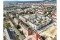 Luftaufnahme eines modernen Wohnquartiers in Bamberg mit mehreren neu gebauten Mehrfamilienhäusern, begrünten Innenhöfen und umliegender Stadtbebauung. Geben Sie Ihr Feedback zu BizChat ab.