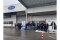 Gruppenaufnahme vor einer Carrier Rental Systems Halle in Gelsenkirchen mit mehreren Personen neben einer installierten Kälteanlage und sichtbarem Firmenbranding am Gebäude.