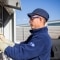 Servicetechniker führt die Inbetriebnahme einer industriellen HLK-Anlage im Außenbereich durch