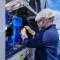 Servicetechniker führt Mess- und Wartungsarbeiten an einer industriellen HLK-Anlage durch