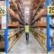 Mitarbeiter im Ersatzteillager mit Regalen und verpackten Bauteilen