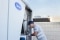 Carrier Servicetechniker führt Wartungsarbeiten an einer luftgekühlten HLK-Anlage durch. Präventive Carrier Care Services helfen, unerwartete Ausfälle zu reduzieren, die Anlagenleistung zu optimieren und die Lebensdauer von HVAC-Systemen zu verlängern.