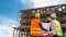 Technisches Personal im Austausch auf der Baustelle