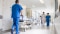 medizinisches Personal auf dem Krankenhausflur