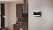 Das Bild zeigt die Carrier Comfort Management T300 Raumsteuerung an der Wand eines modernen Wohnzimmers.